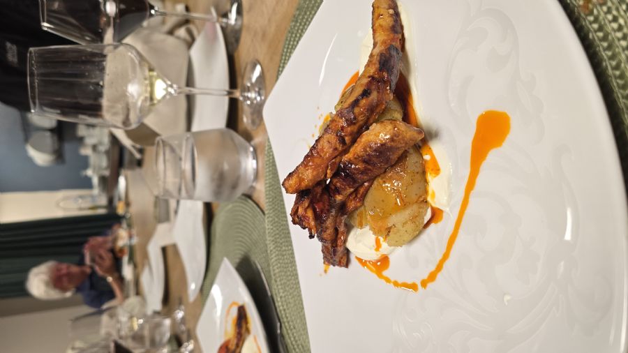 גלילות בשר על קוועץ' תפוא וקונפי עגבניה